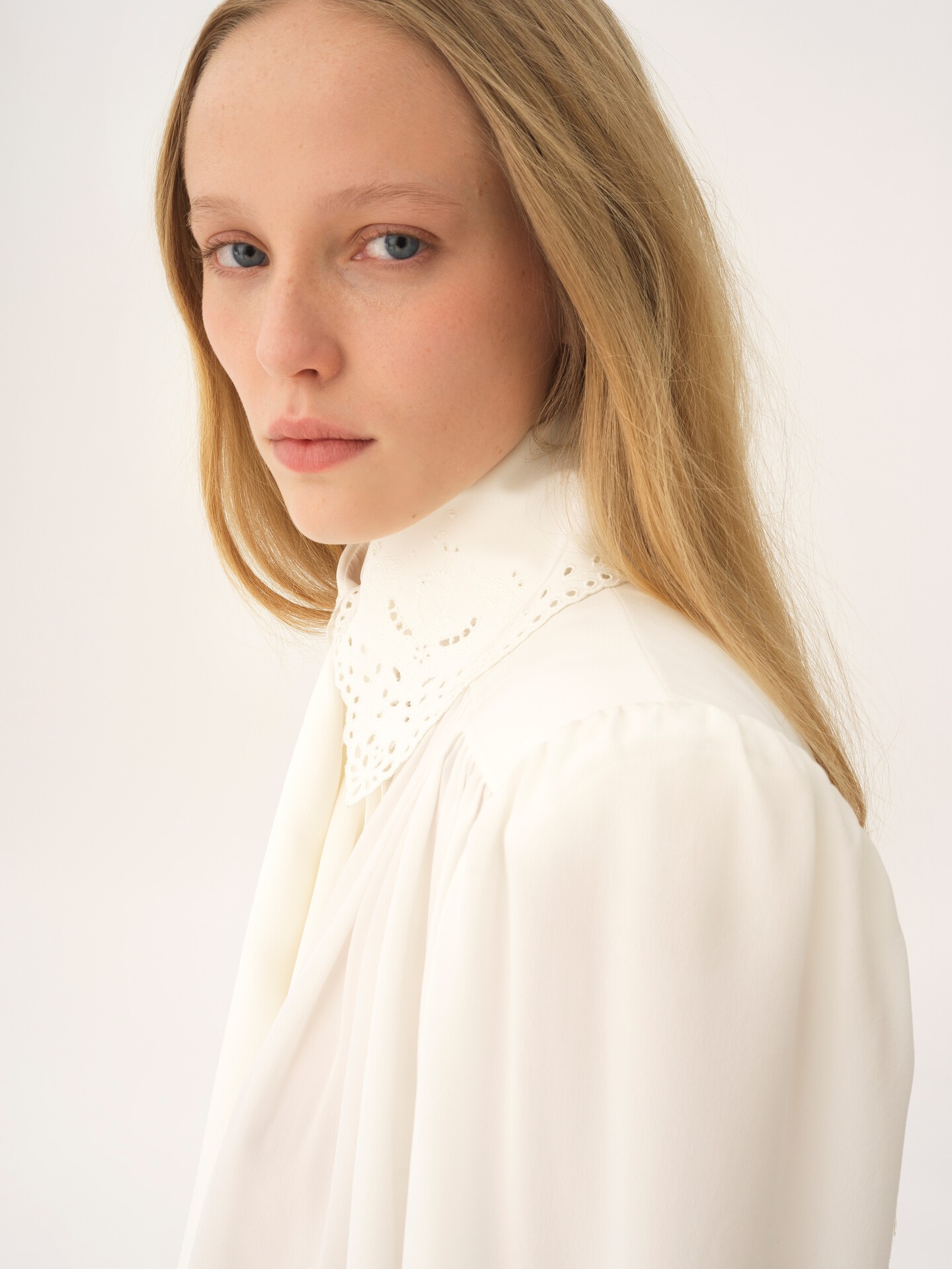 Gathered scarf-tie blouse in cr&ecirc;pe de chine & lace - 5