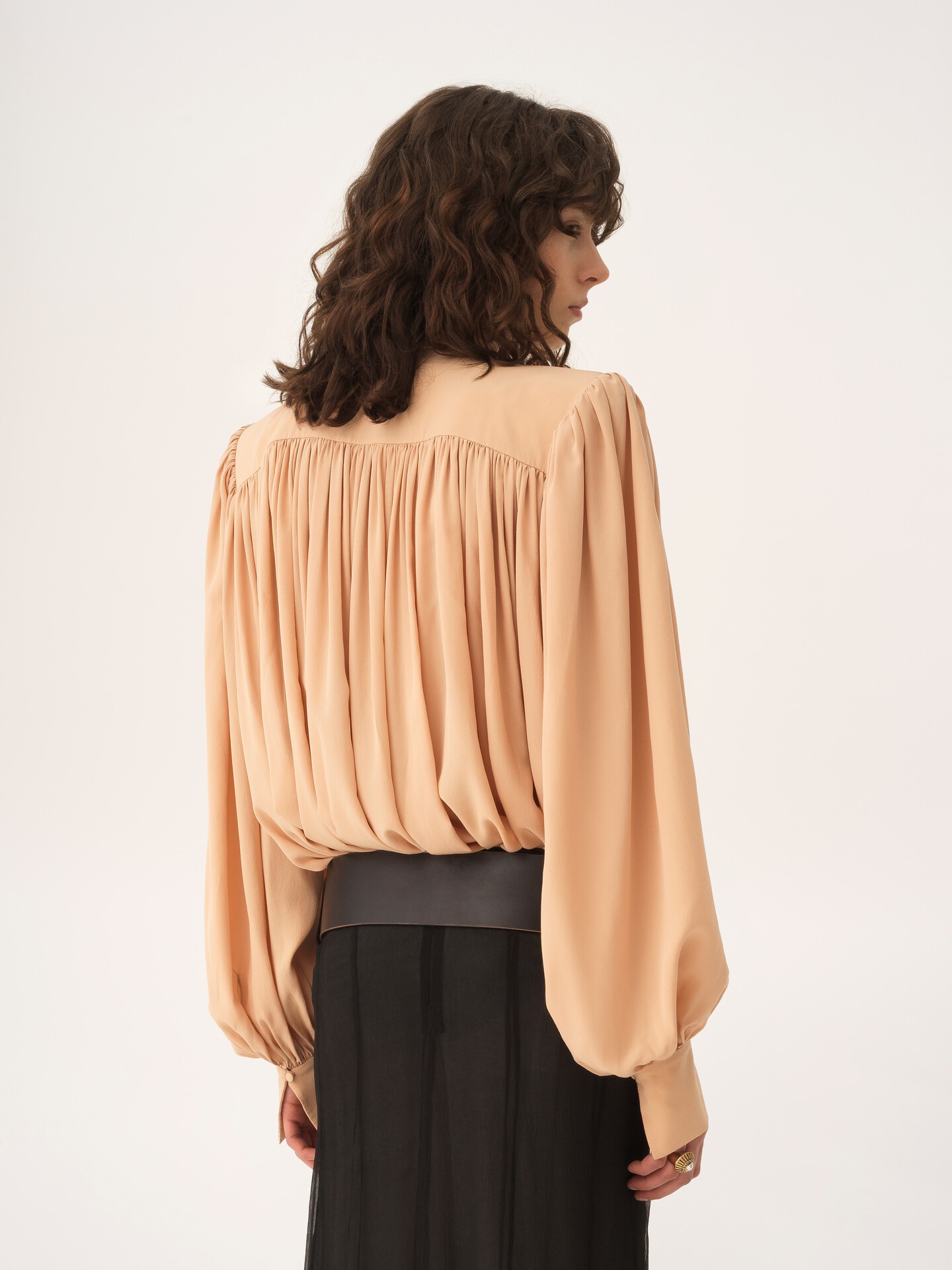 Oversized gathered lavallière blouse in crêpe de chine - 5