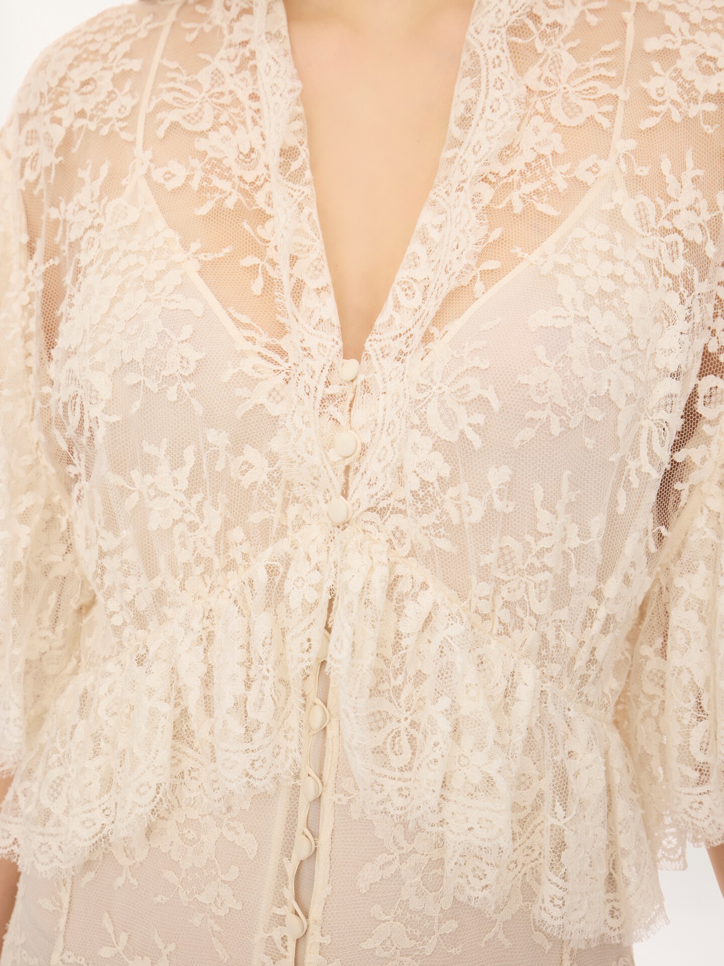 Long ruffled dress in lace - 7