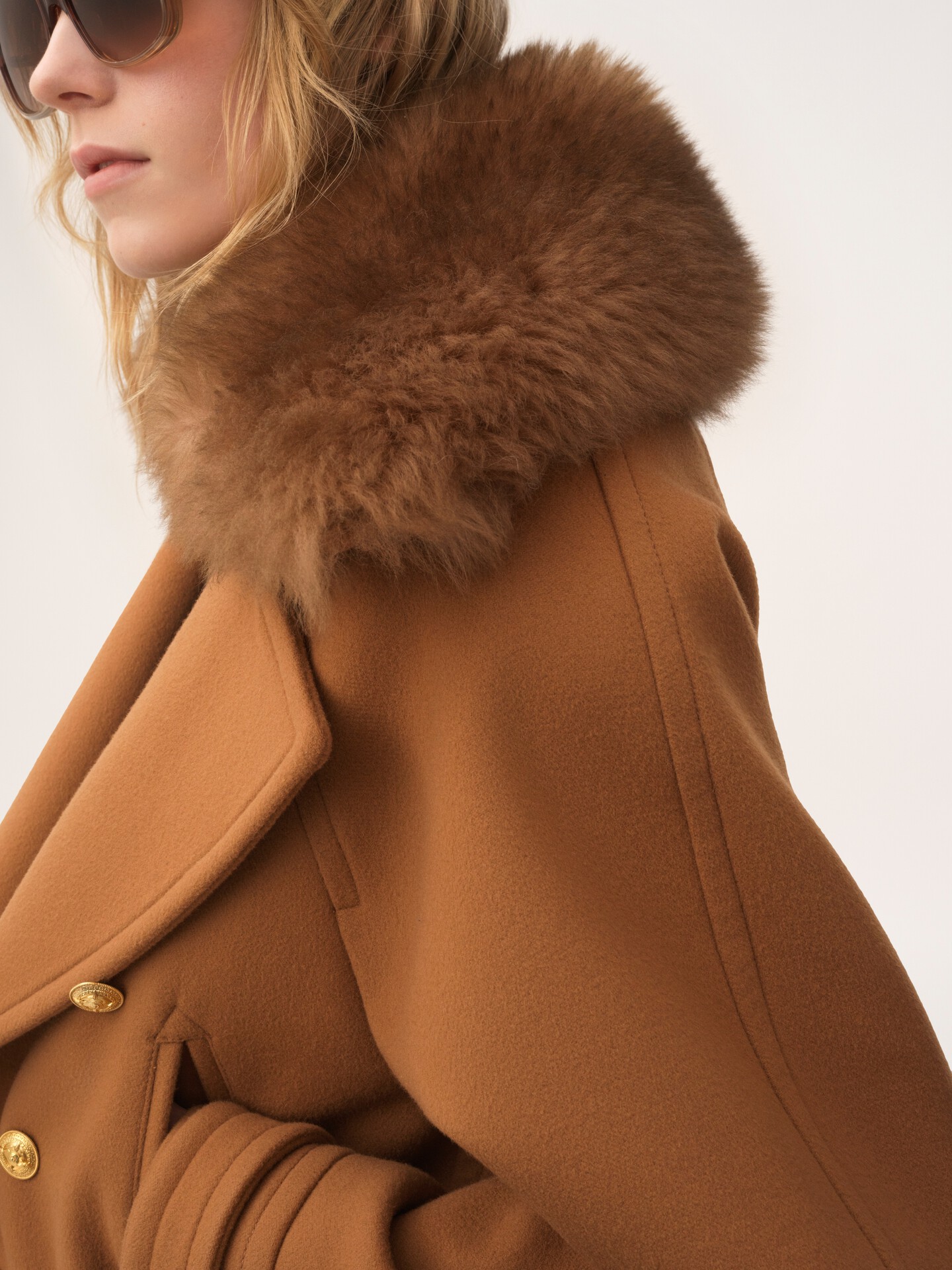 Short boxy double-breasted coat in soft wool - 7