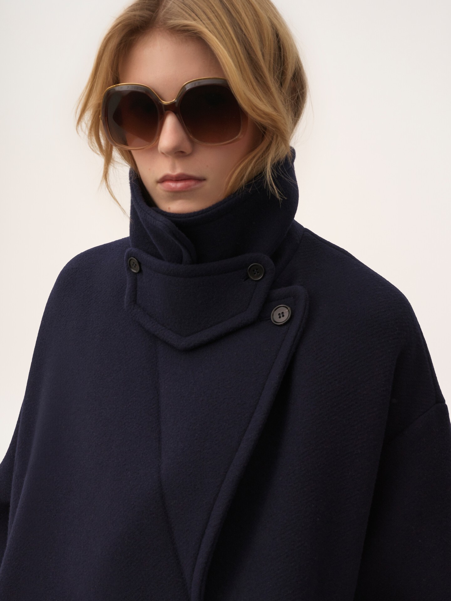 Oversized double-breasted coat in wool - 7