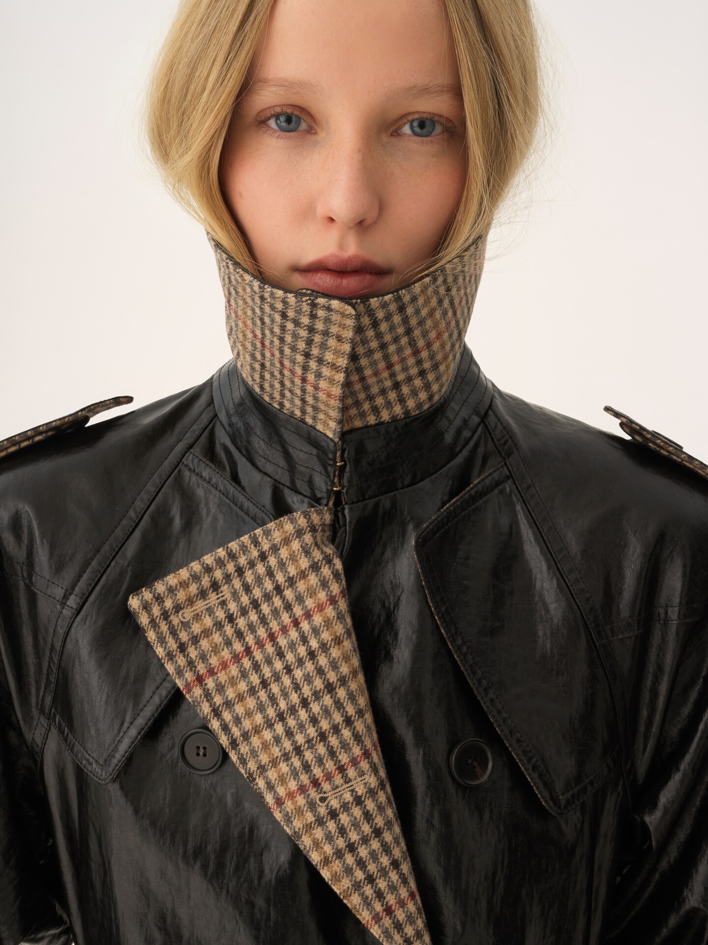Double-breasted short riding coat in coated linen - 8