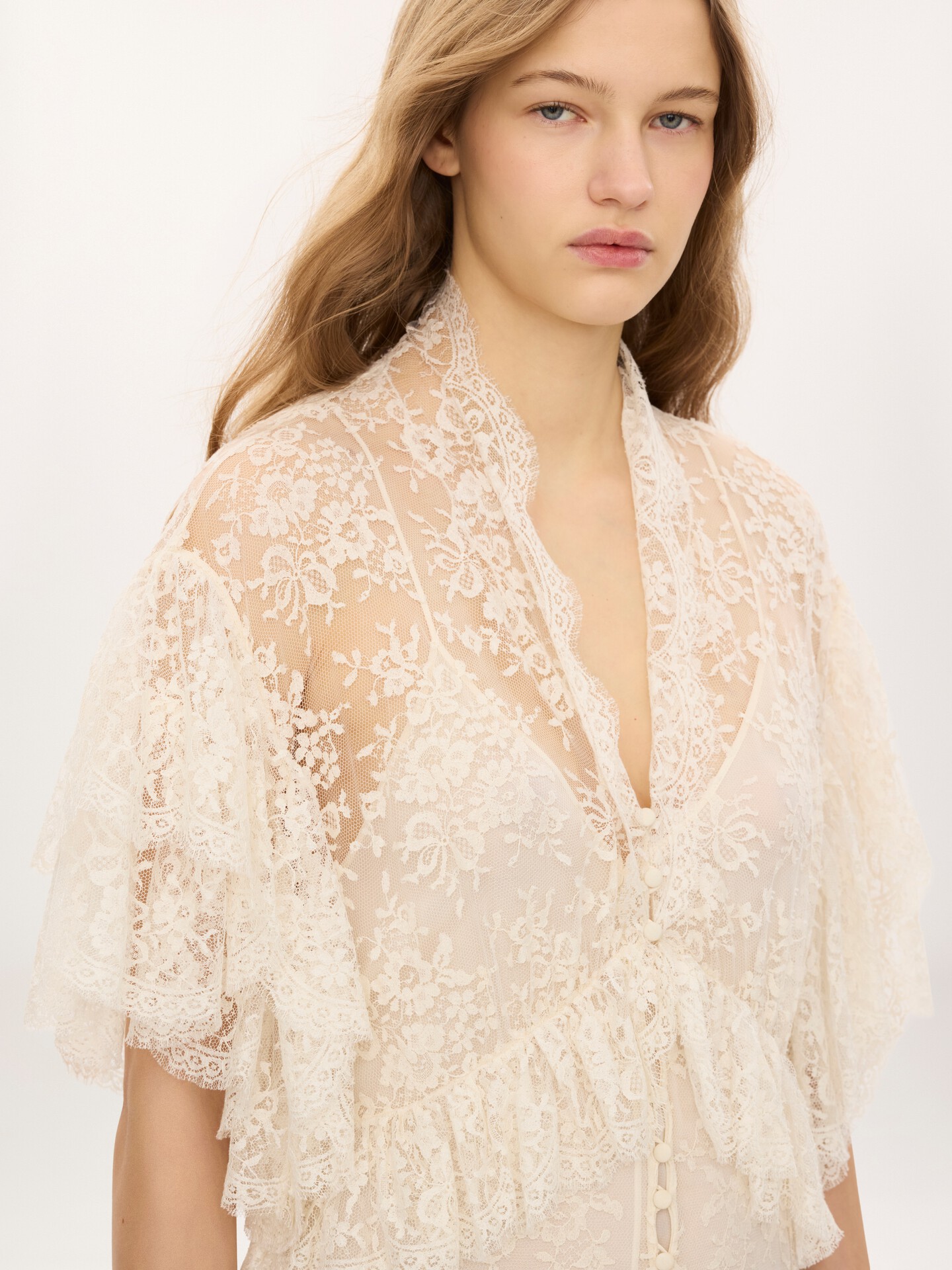 Long ruffled dress in lace - 8