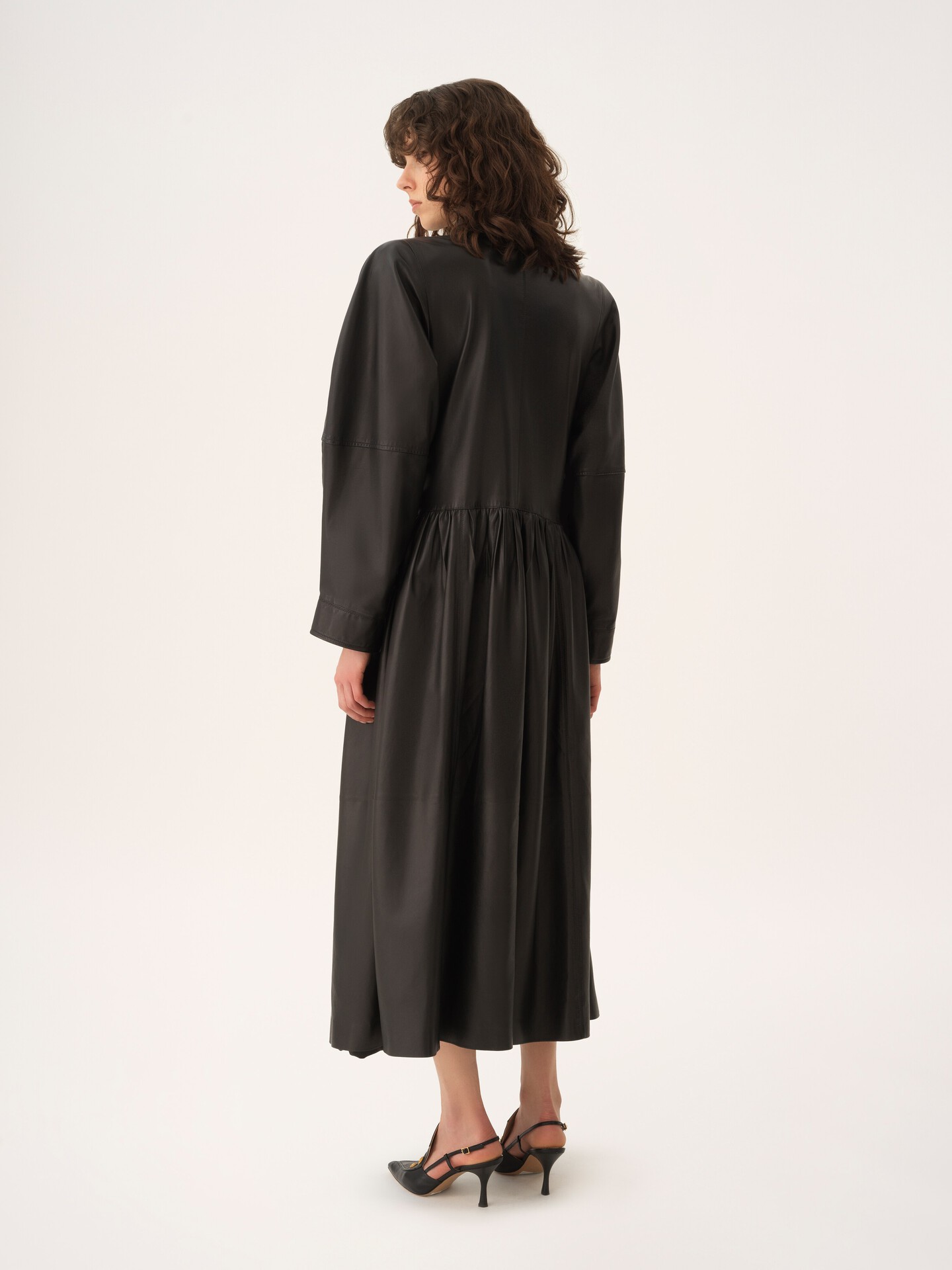 Oversized long riding coat in leather - 4