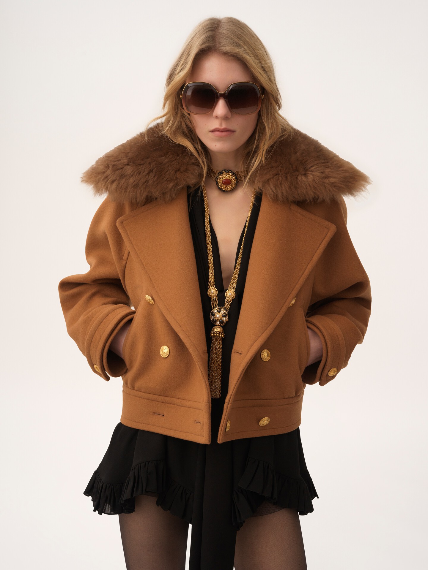 Short boxy double-breasted coat in soft wool - 6