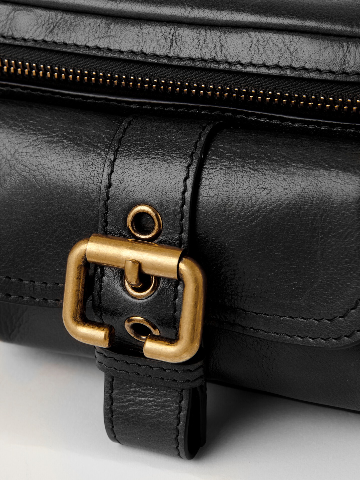 Small Camera bag in shiny leather - 7