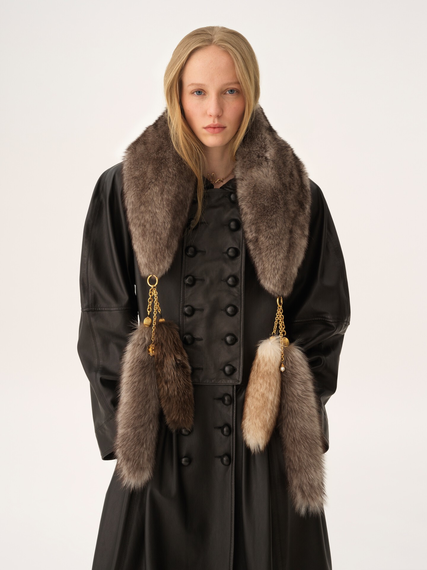 The Treasure Tails scarf in shearling - 3