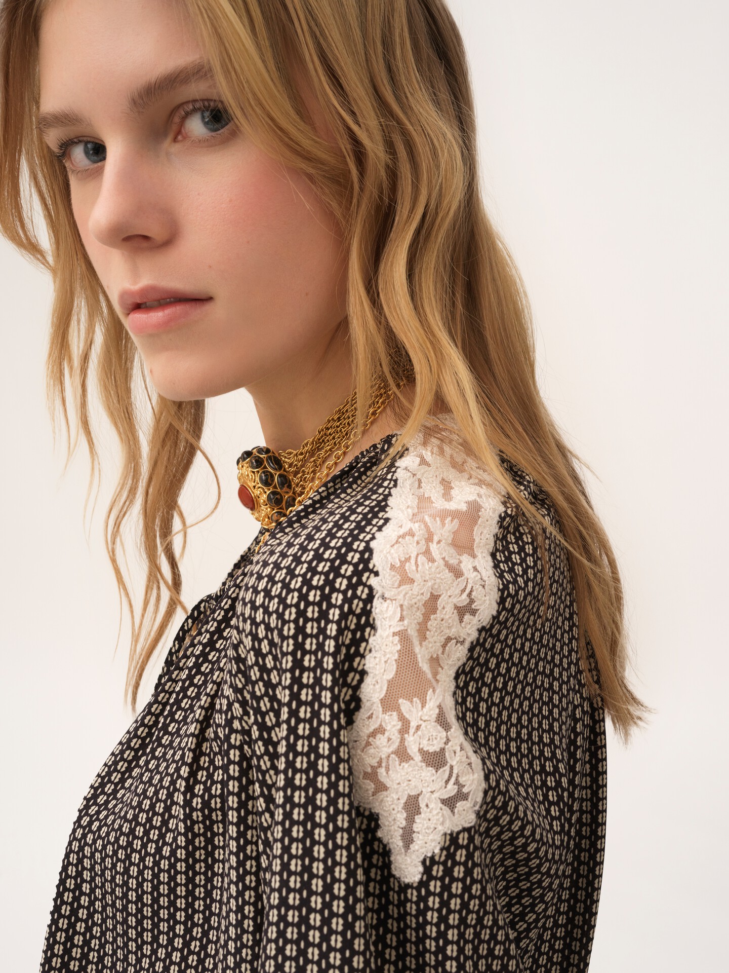 Open-neck top in crêpe de chine & lace - 8