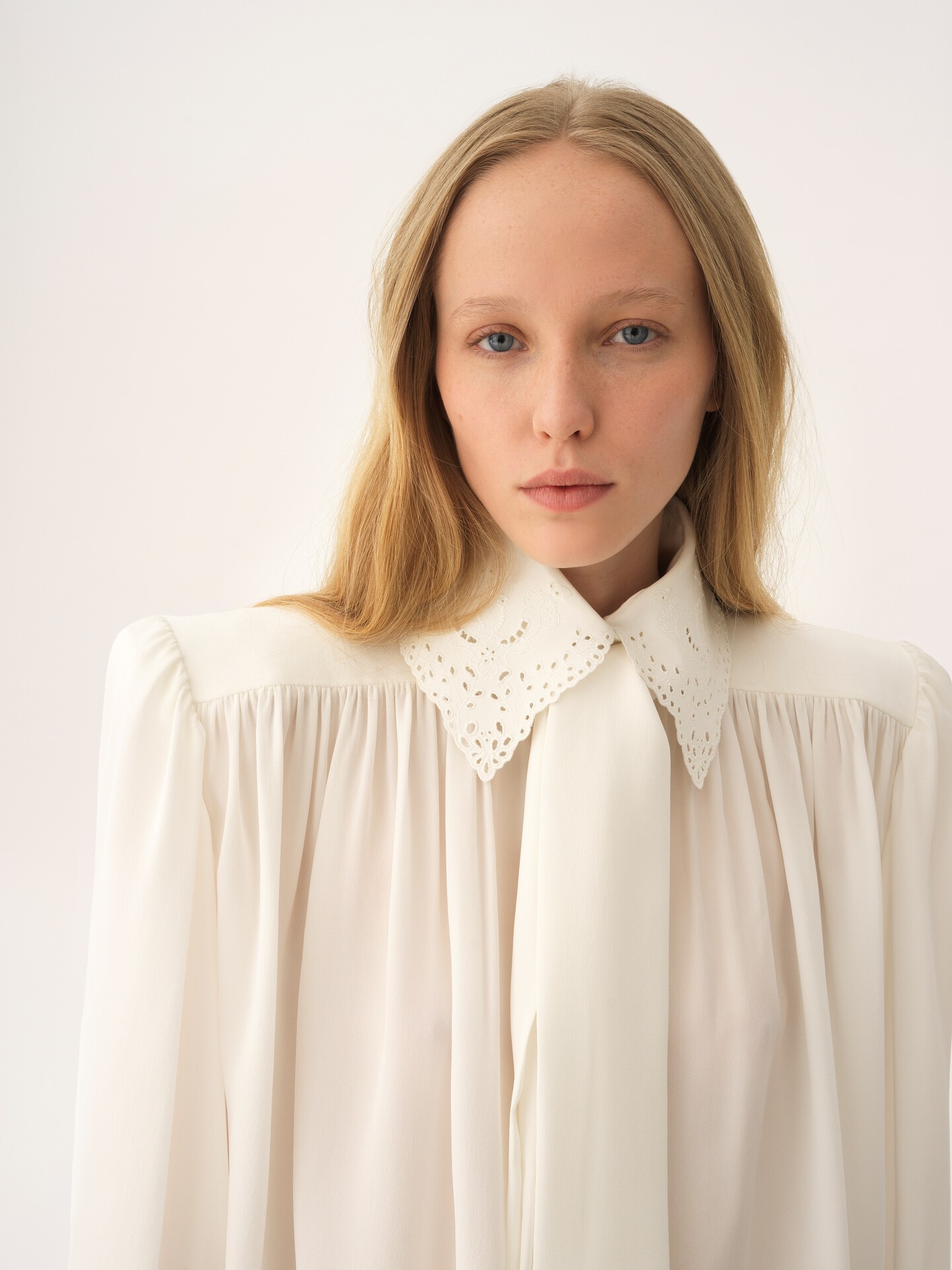 Gathered scarf-tie blouse in cr&ecirc;pe de chine & lace - 7